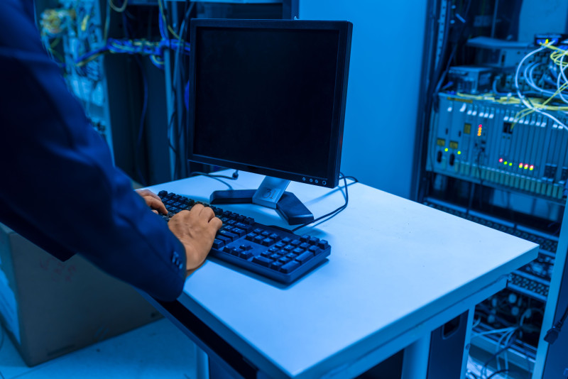 Gammel serverrum med forældet teknologi
